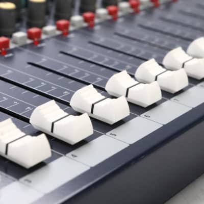 Soundcraft EPM12 Low-cost high-performance mixer - Image 4