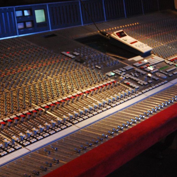 Audio mixer key functions and features diagram - Seven Plus UAE